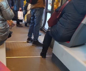 Tłok w autobusach i tramwajach w Warszawie