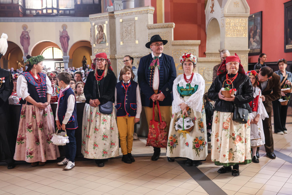 Święcenie pokarmów w strojach ludowych w Bytomiu