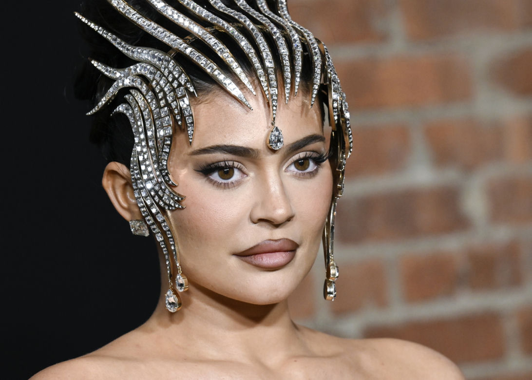 Kylie Jenner z gołą pupę wygina się na śniegu w słynnym kurorcie. Co za bikini!