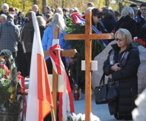 Pielgrzymi u grobów smoleńskich ofiar