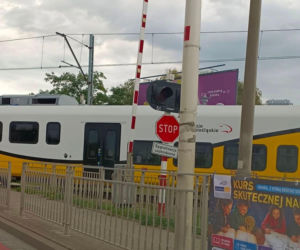  Zepsute rogatki! Światła zgaszone, półotwarte szlabany, a pociąg pędzi przed autami