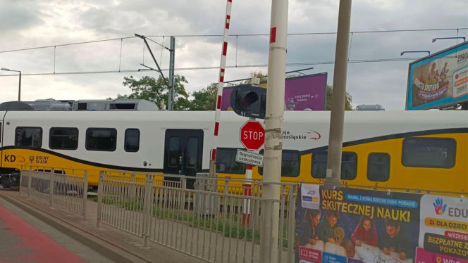  Zepsute rogatki! Światła zgaszone, półotwarte szlabany, a pociąg pędzi przed autami