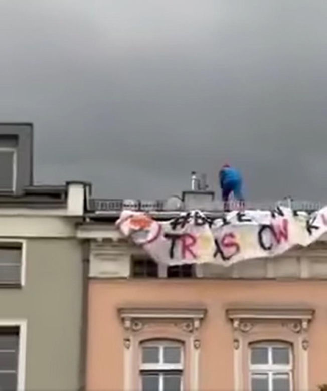Szok w Gliwicach. Dwóch Spider-Manów rozwiesiło na dachu baner "Byle nie Trzaskowski"