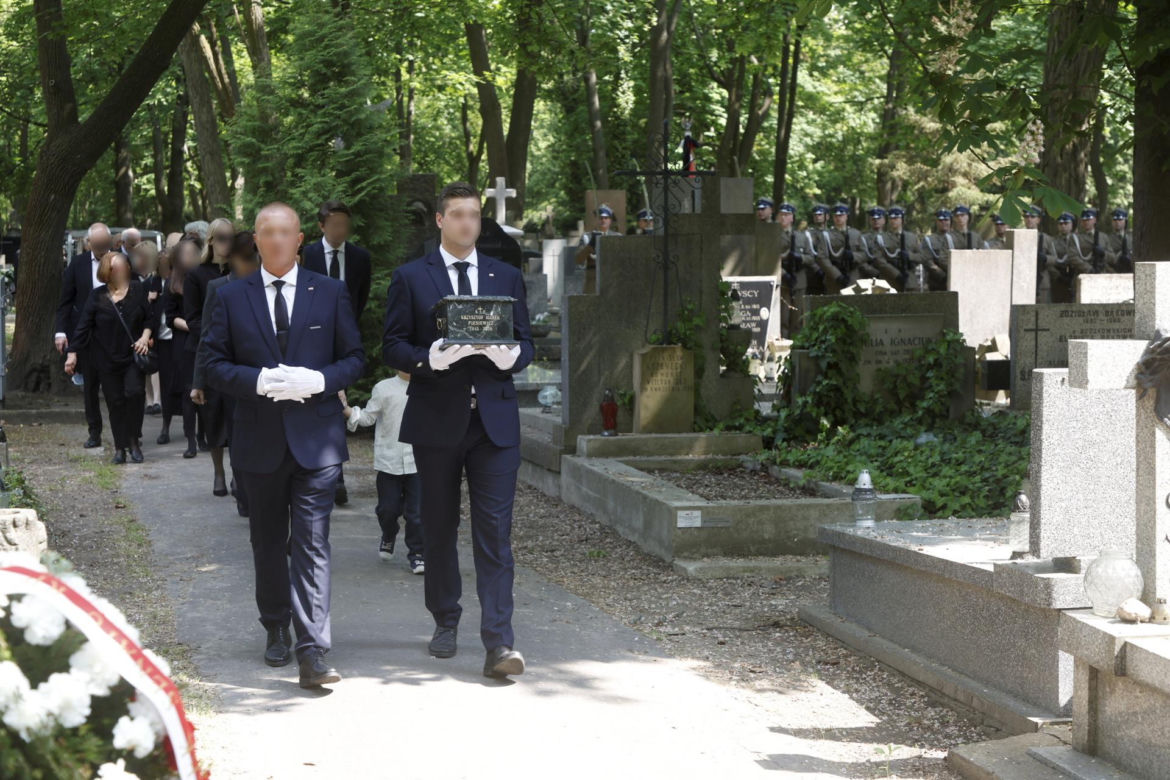 Monika Olejnik na pogrzebie senatora Piesiewicza. Towarzyszył jej ukochany