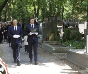 Monika Olejnik na pogrzebie senatora Piesiewicza. Towarzyszył jej ukochany