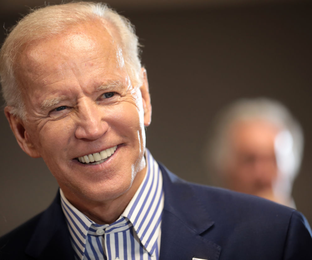 USA. Joe Biden zaliczył wpadkę wchodząc do samolotu. Wszystko się nagrało