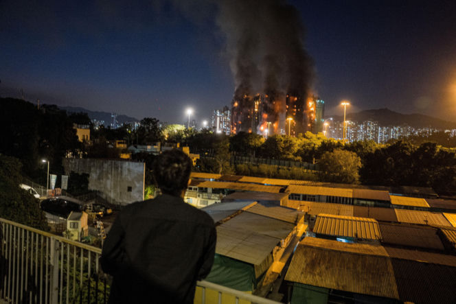 To najtragiczniejszy pożar w Hongkongu od dziesięcioleci. Bilans ofiar wzrósł do 94. Strażacy muszą przeszukać 2 tysiące mieszkań