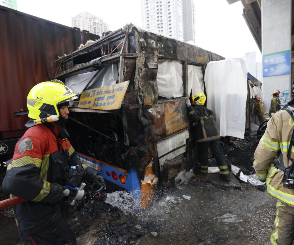Katastrofa w Bangkoku. Rozpędzony pociąg wbił się w autobus, wiele ofiar śmiertelnych