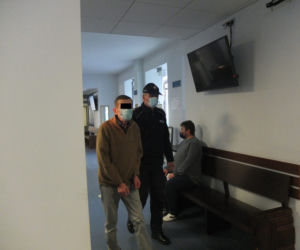 Chciał zabić siostrę siekierą