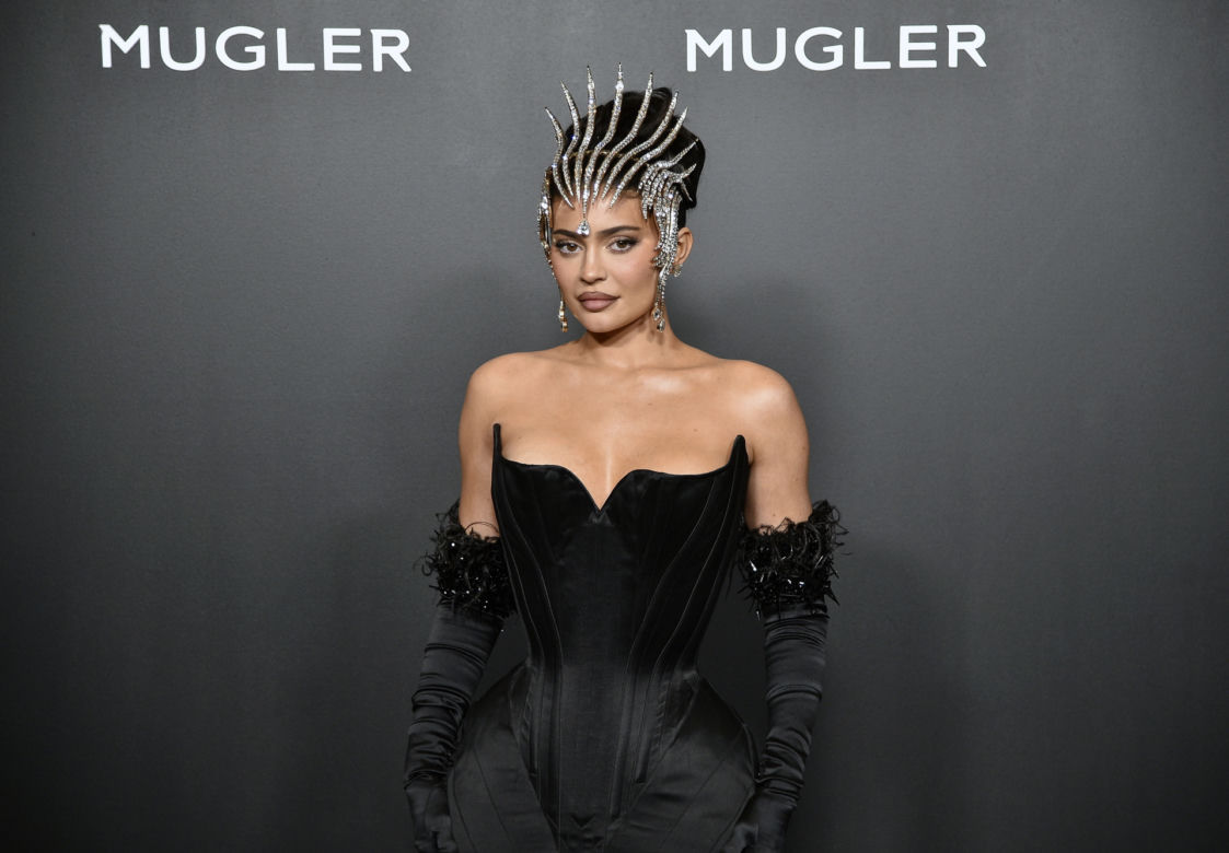 Kylie Jenner z gołą pupę wygina się na śniegu w słynnym kurorcie. Co za bikini!