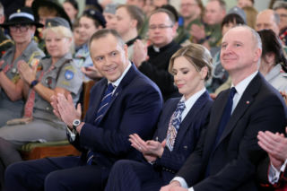 Wszystkie apaszki Marty Nawrockiej. Z jedną z nich wiążę się szczególna historia 