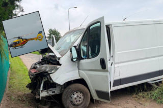 Dostawczy Citroen zjechał z ronda i uderzył w ogrodzenie. Wśród rannych dzieci!