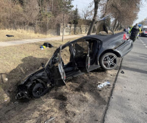 Twarde lądowanie w rowach. Pechowy koniec dwóch różnych podróży