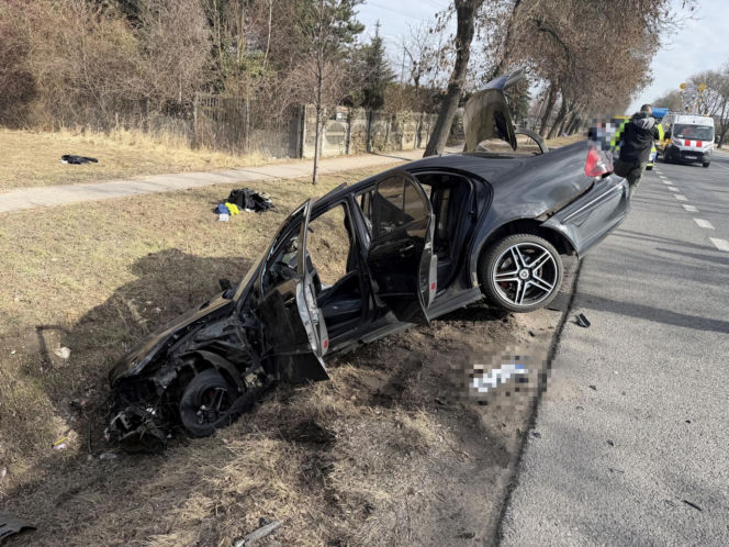 Twarde lądowanie w rowach. Pechowy koniec dwóch różnych podróży
