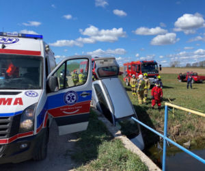 Samochód przebił bariery mostu i wpadł do wody
