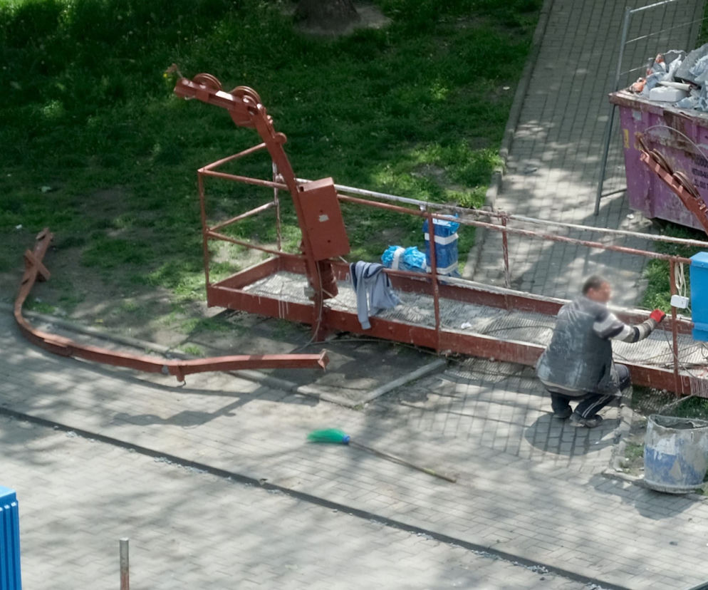 Robotnicy runęli razem z zerwaną windą