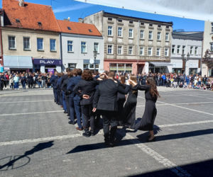 Polonez maturzystów z I LO na rynku w Ostrzeszowie