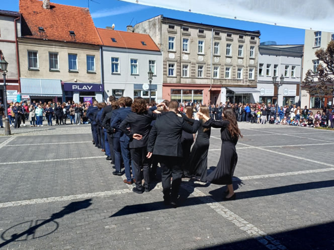 Polonez maturzystów z I LO na rynku w Ostrzeszowie
