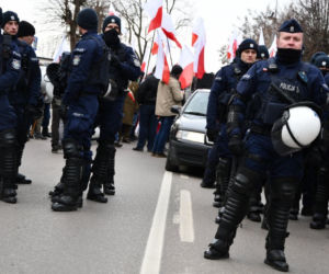 Hajnówka. IV Marsz Pamięci Żołnierzy Wyklętych. Policja interweniowała wobec 76 osób, które siedziały na jezdni