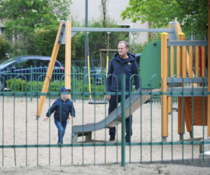 Dziadek Tusk zabrał wnuki na plac zabaw