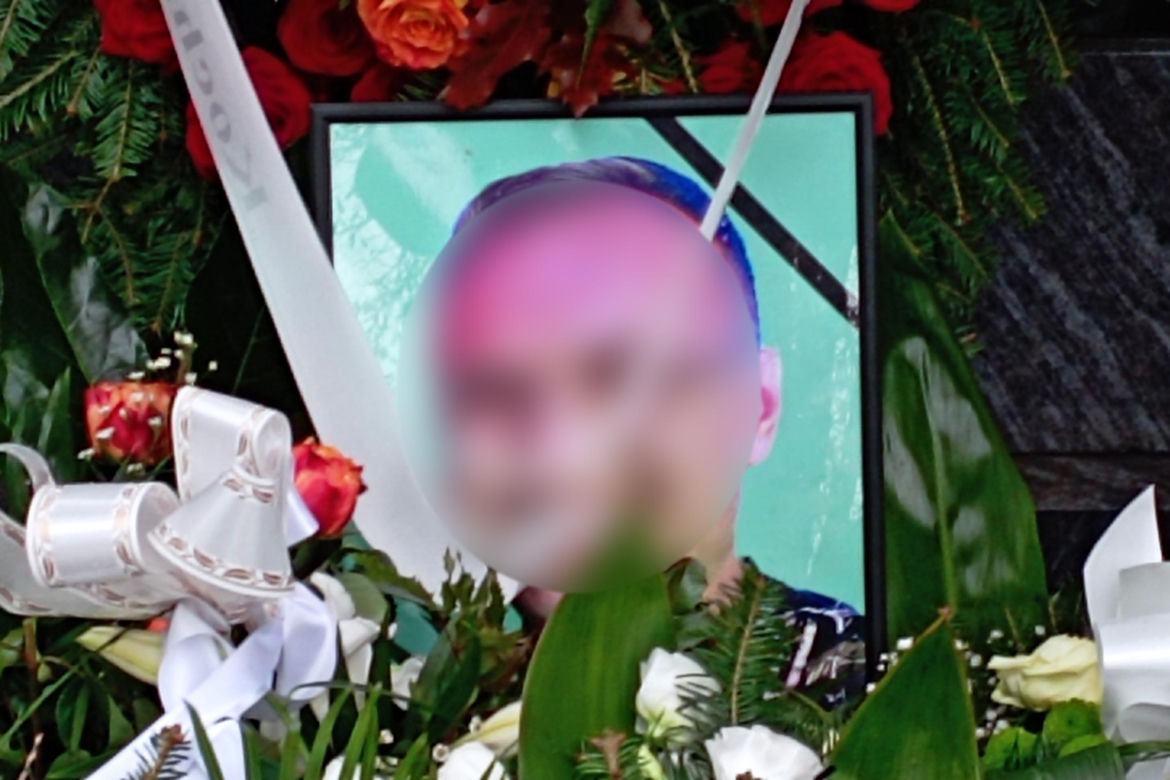  Pożegnali zastrzelonego Norberta z Żyrardowa. Wieńce przykryły jego grób