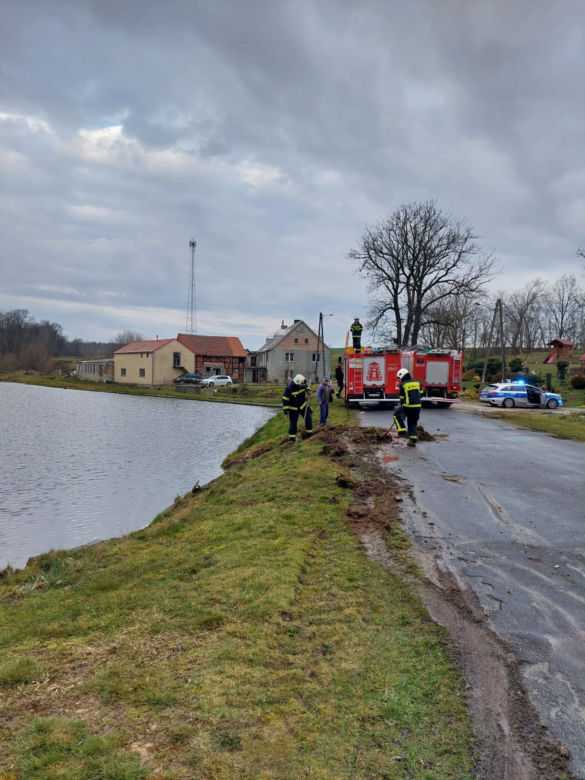 Kierowca musiał się ratować z tonącego auta