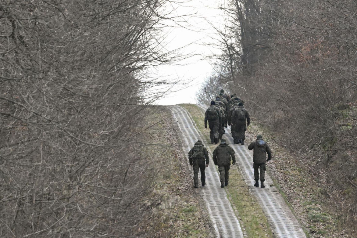 Lubelskie: 200 policjantów poszukuje obiektu, który wleciał w Polską przestrzeń powietrzną [ZDJĘCIA]