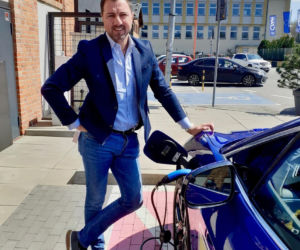 Jerzy Dudek z elektrycznym Jaguarem I-Pace