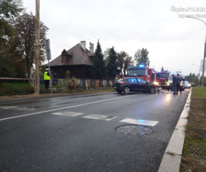 Przerażający wypadek w Dąbrowie Górniczej. Renault Clio dachowało w tunelu