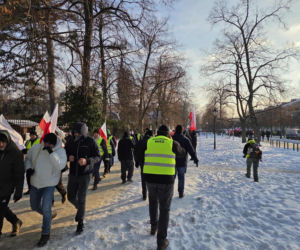 Drogi obstawione radiowozami, policjanci na ulicach. Co się dzieje w Warszawie?!
