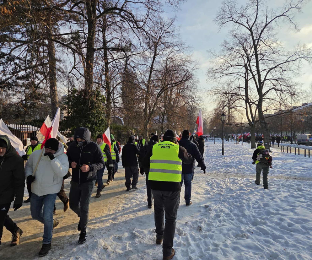 Drogi obstawione radiowozami, policjanci na ulicach. Co się dzieje w Warszawie?!