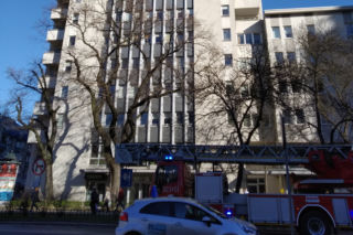 Kraków: Pożar bloku na al. Kijowskiej, akcja straży pożarnej [ZDJĘCIA]