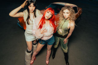 The Warning miotają ogniem w singlu „Kerosene”. Rockowe trio nie przebiera w słowach!