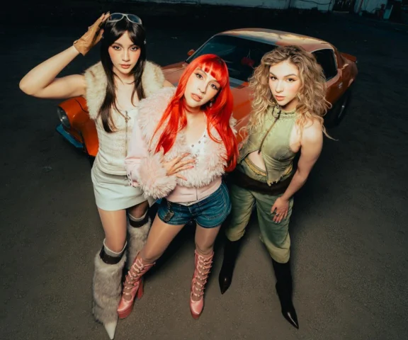 The Warning miotają ogniem w singlu „Kerosene”. Rockowe trio nie przebiera w słowach!