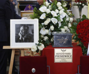 Pogrzeb Krzysztofa Piesiewicza przyciągnął wiele znanych osób. Pojawiło się wojsko! Tak pożegnano scenarzystę i polityka