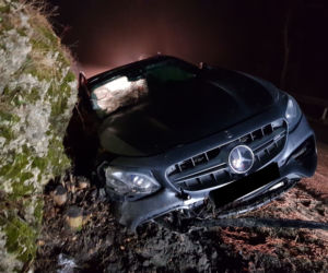 Przesadził z prędkością i roztrzaskał Mercedesa-AMG o skałę - ZDJĘCIA