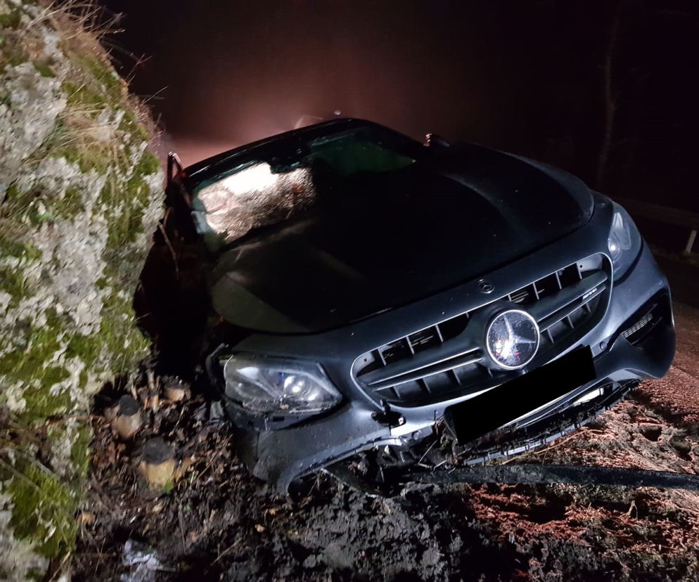 Przesadził z prędkością i roztrzaskał Mercedesa-AMG o skałę - ZDJĘCIA