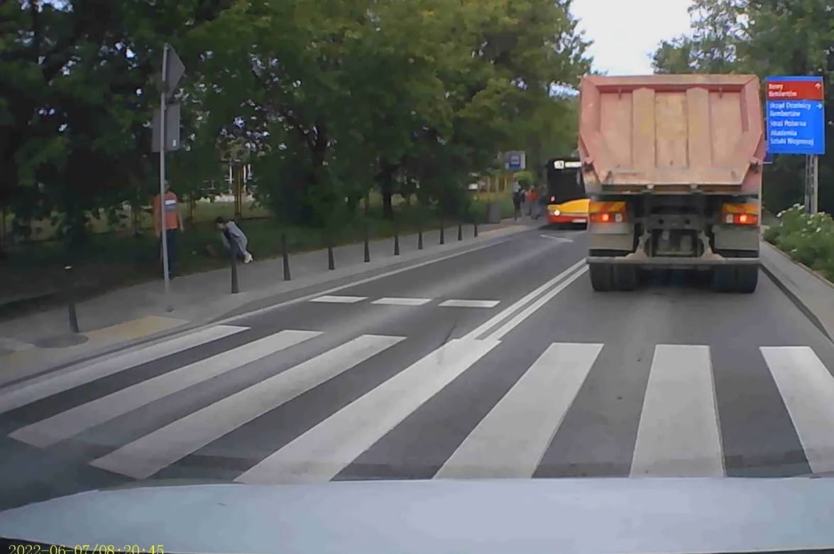 Staranował fordem pieszą na pasach. Wszystko zarejestrował inny kierowca