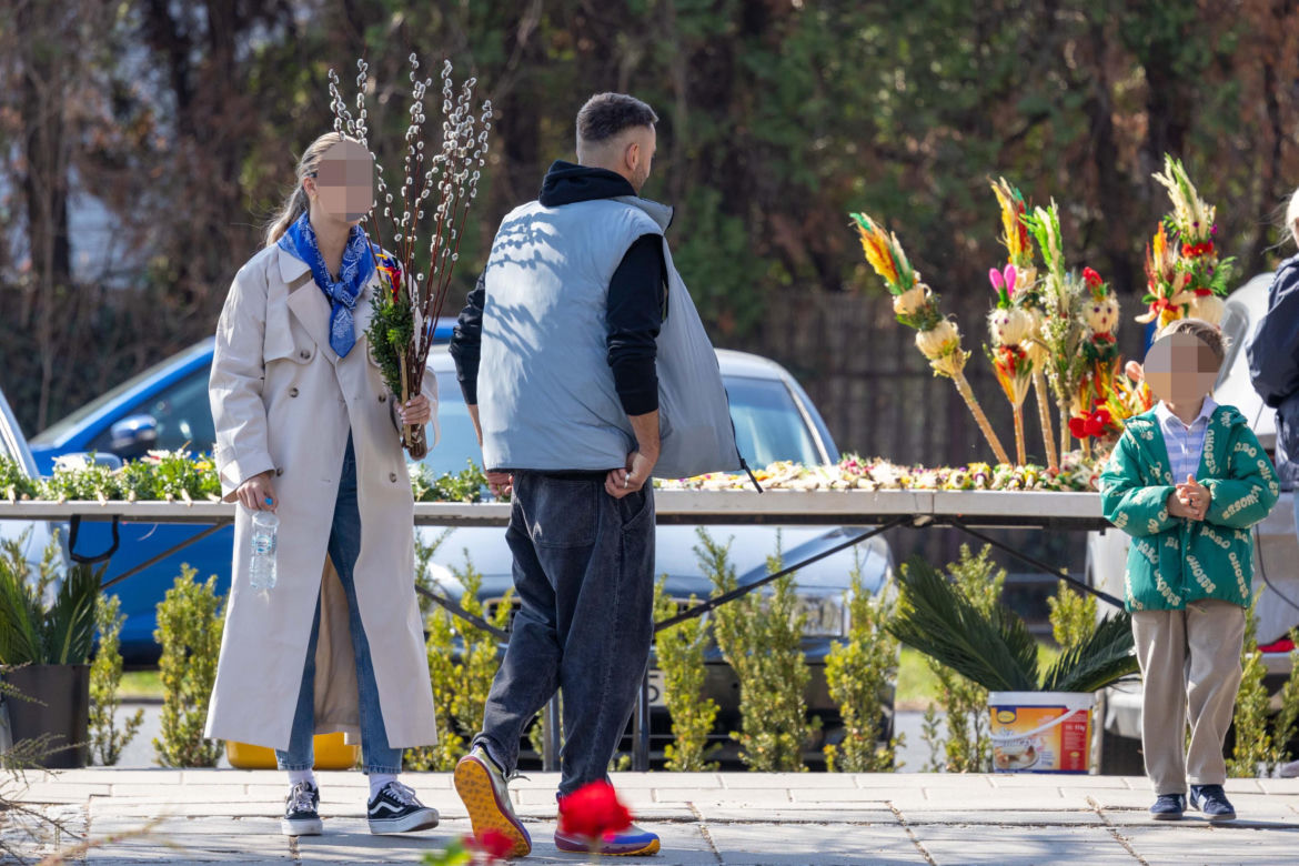 Rafał Maserak tańczący z palmami