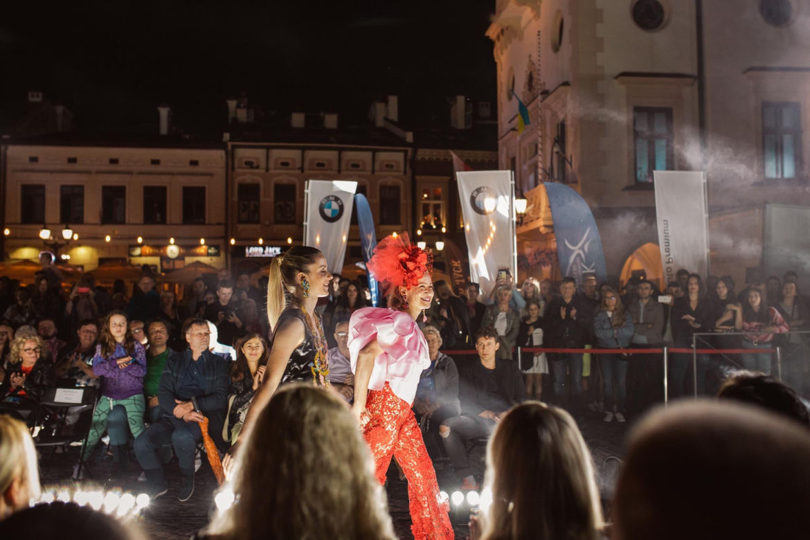  Kicz i blichtr podczas pokazu Art In Culture na Rynku w Rzeszowie