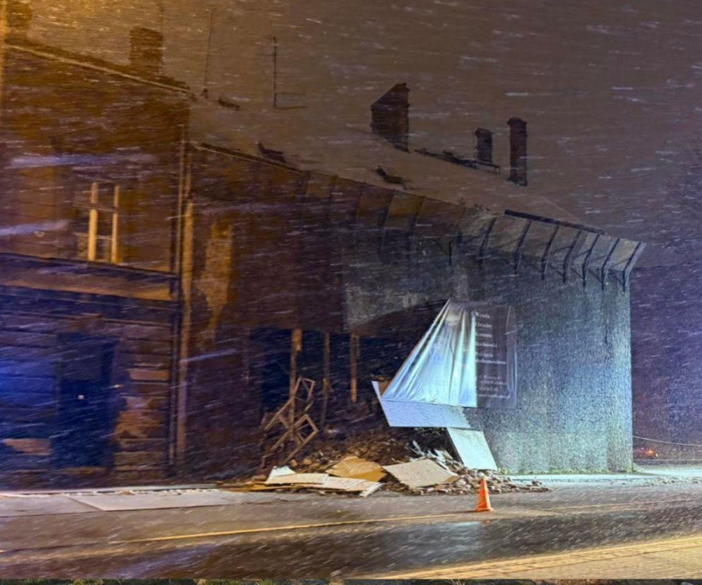 Częściowe zawalenie budynku w Bielsku-Białej. Służby na miejscu