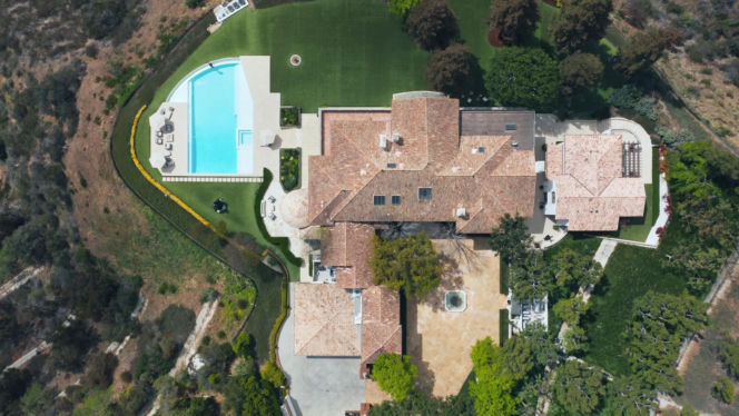 Adele kupiła willę słynnego reżysera. Teraz zrównała ją z ziemią!