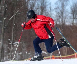 Poseł Wójcik szusuje w kasku