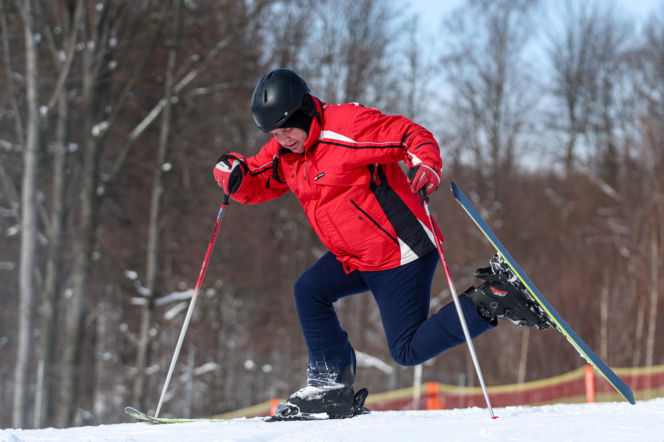 Poseł Wójcik szusuje w kasku