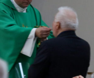 Lech Wałęsa na mszy świętej