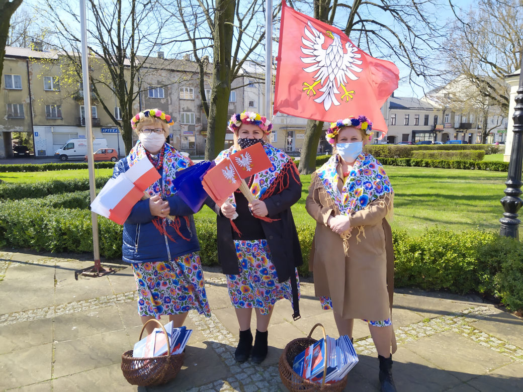Zawieszenie flagi województwa mazowieckiego na Skwerze Kościuszki w Siedlcach - 28.04.2021