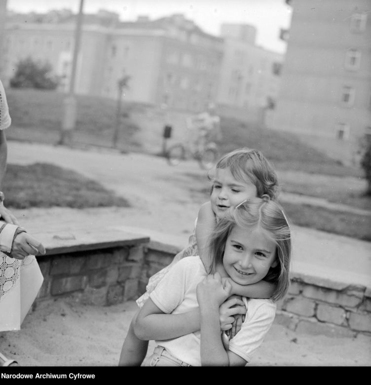 Dzieci w warszawskiej piaskownicy (1979 r.)