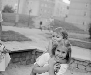 Dzieci w warszawskiej piaskownicy (1979 r.)