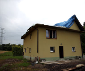 Brzeźnica. Ulewa zniszczyła dach domu