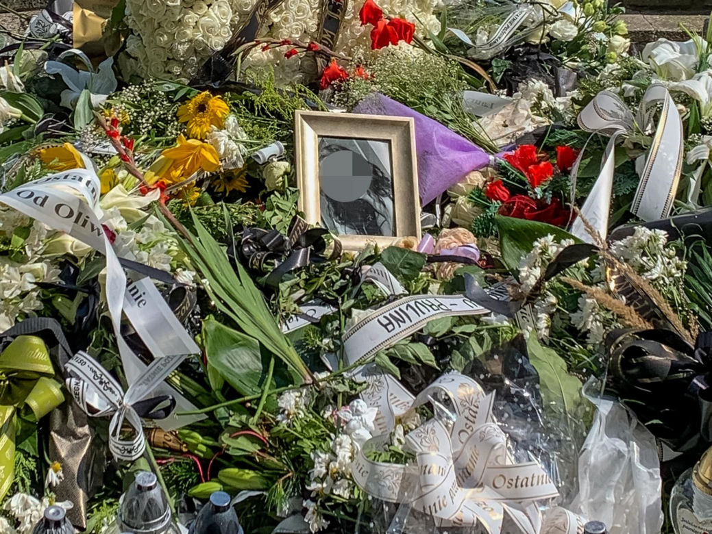 Białą urnę przykryły kwiaty. Przyjaciele zamordowanej Wiktorii cały czas czuwają przy grobie